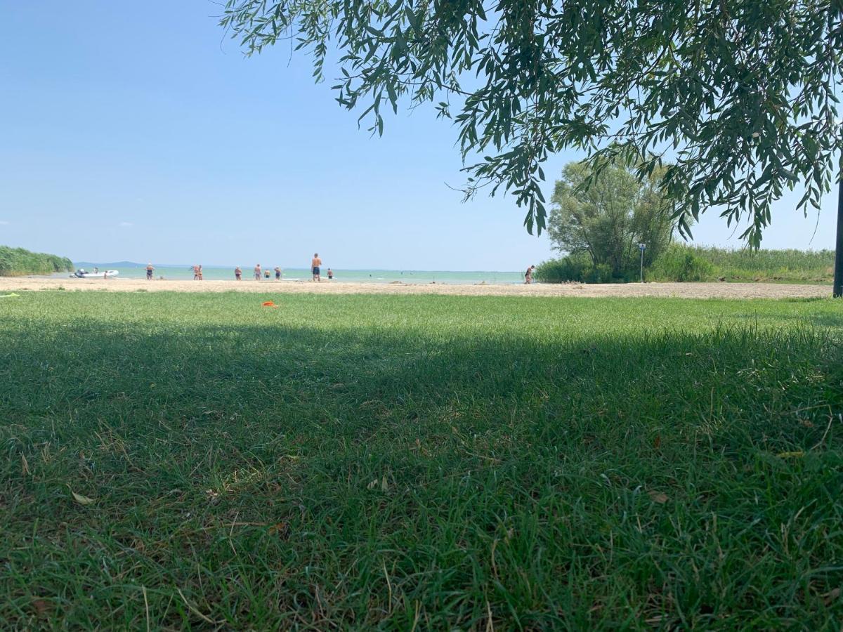 Mandulas Kabin A Kishaz Dezsaval Es Kilatassal A Balatonra Balatongyörök Eksteriør bilde