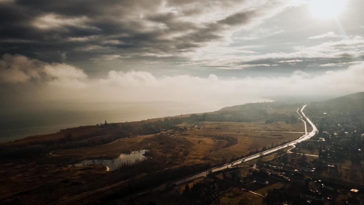 Mandulas Kabin A Kishaz Dezsaval Es Kilatassal A Balatonra Balatongyörök Eksteriør bilde