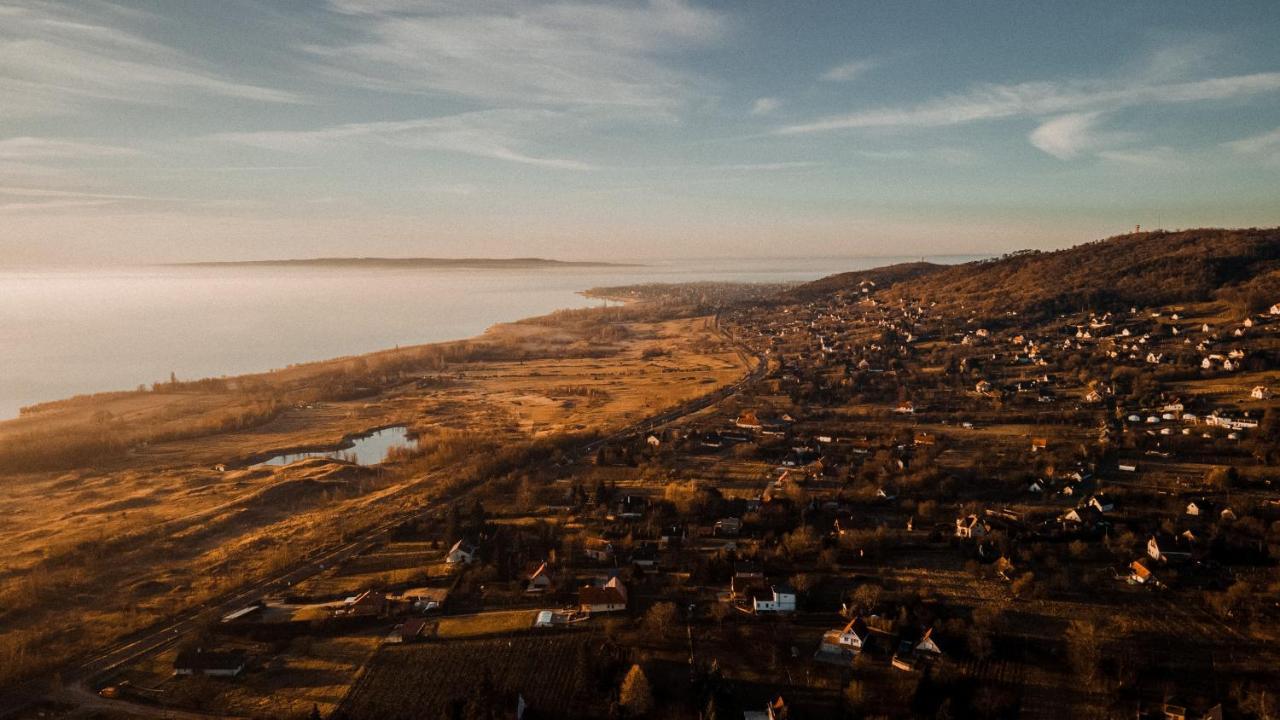 Mandulas Kabin A Kishaz Dezsaval Es Kilatassal A Balatonra Balatongyörök Eksteriør bilde